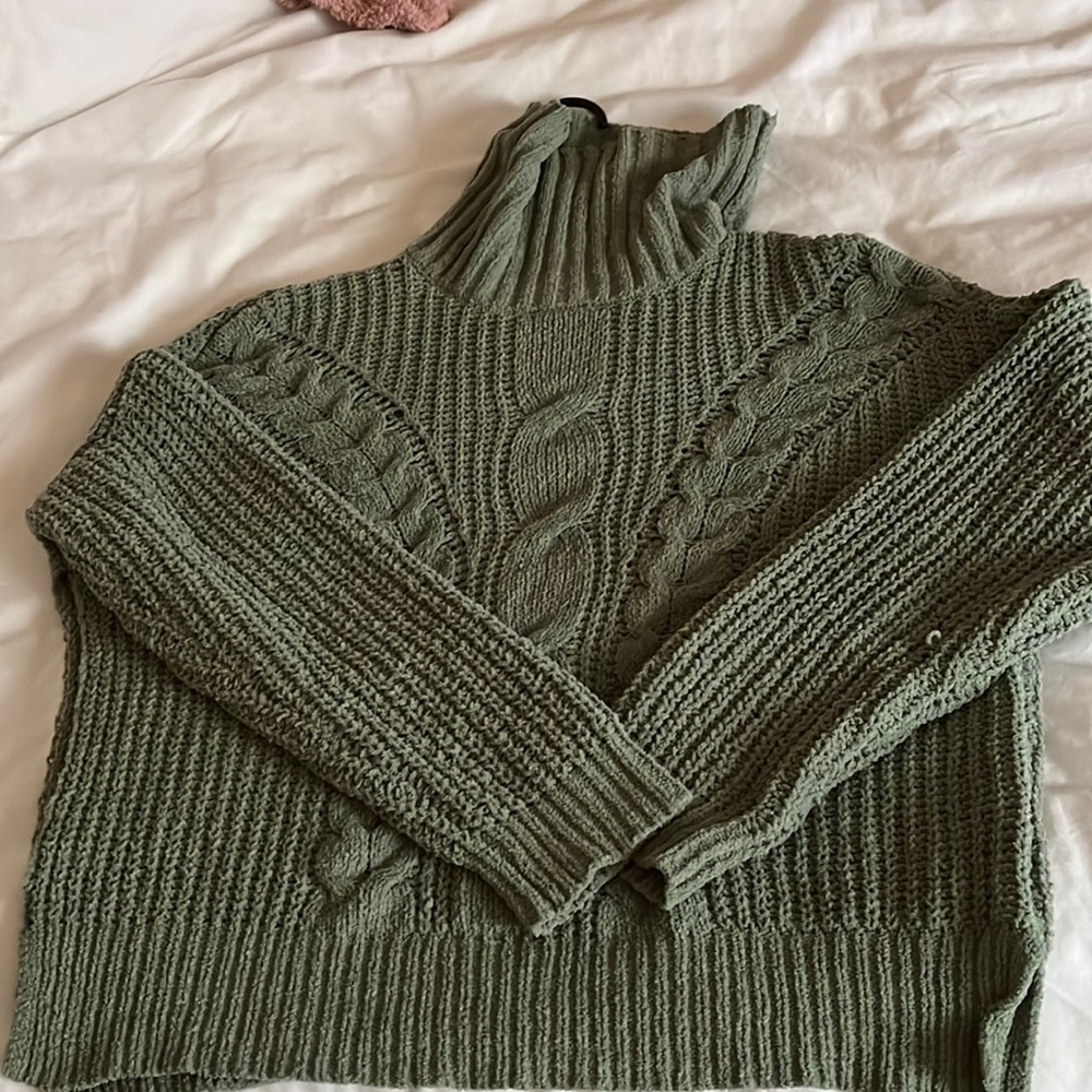 Green knit turtle neck sweater 💚